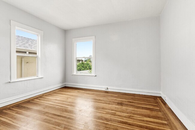 Building Photo - Fully Renovated 2 Bed, 1 Bath Oakland Home with In-Unit Laundry