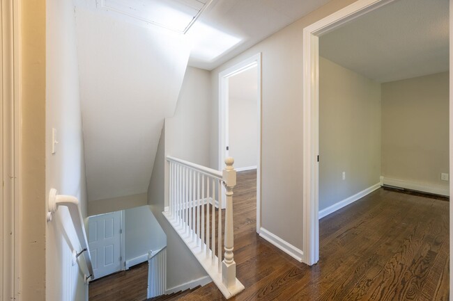 Building Photo - Charming 4 Bedroom Colonial with Updated K...