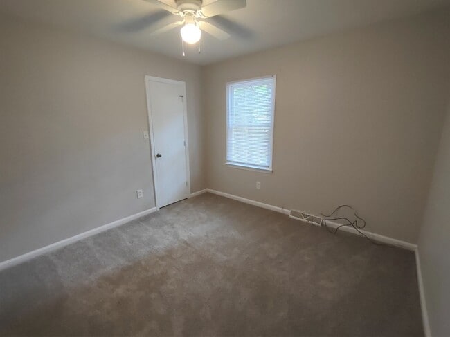 Building Photo - Pristine Duplex Home Located in the Lincol...