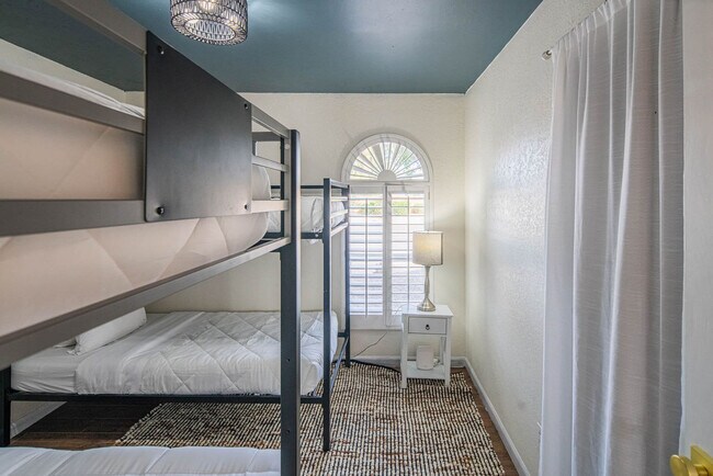 Building Photo - 6411 E Thunderbird Rd