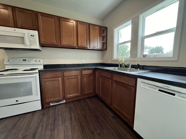 Building Photo - 1308 3rd Ave SW