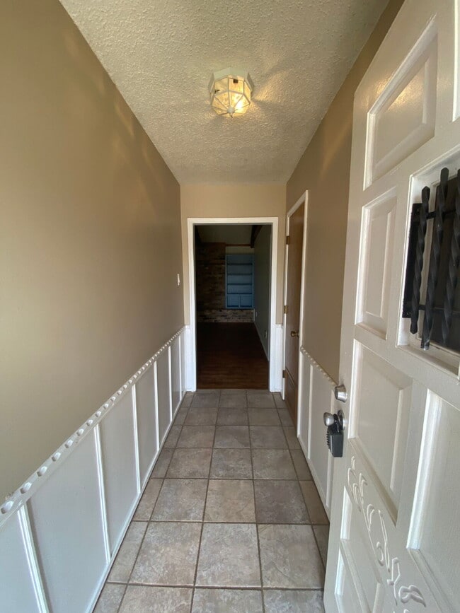 Building Photo - Charming 3-Bedroom Oasis with 2 Full Baths in Prime Lubbock Location - 1547 Sq Ft of Comfort!