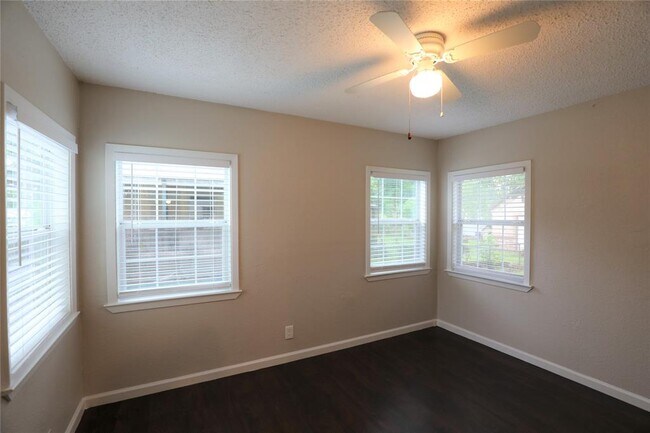 Building Photo - 8418 Grovecrest Dr