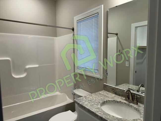 Building Photo - 3 Bedroom Home, Nashville