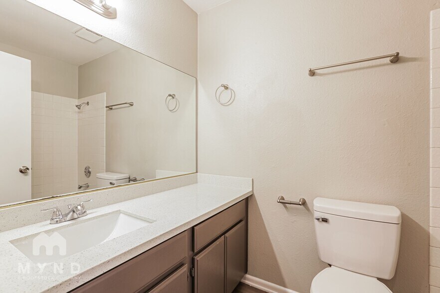 Building Photo - 261 Queen Marie Ct