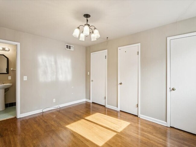 Building Photo - 2607 S Maplewood Ave