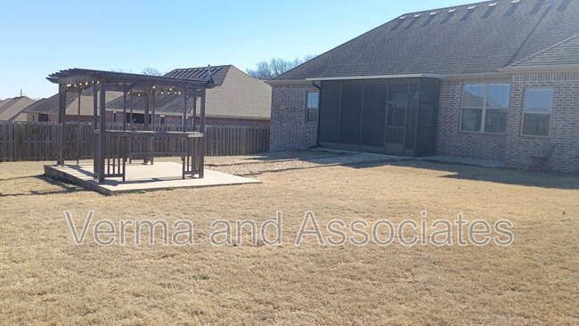 Building Photo - 1610 Sweetbriar Way