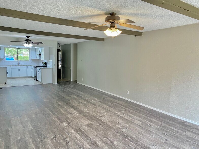 Building Photo - 305 W Quantico St