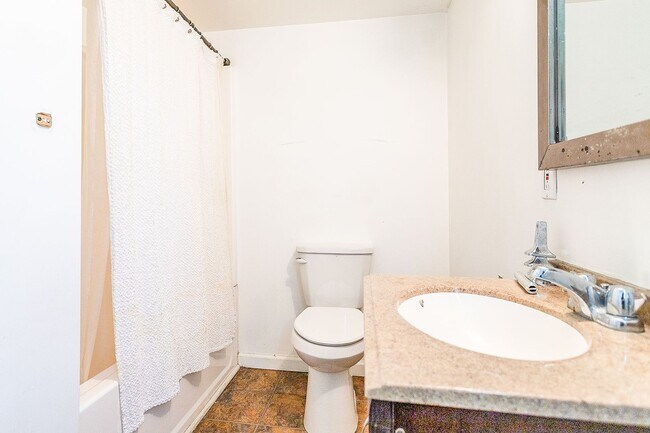 Building Photo - AVAILABLE JUNE 2026 - Beautiful, 3 Bed House with Huge Deck and Yard!