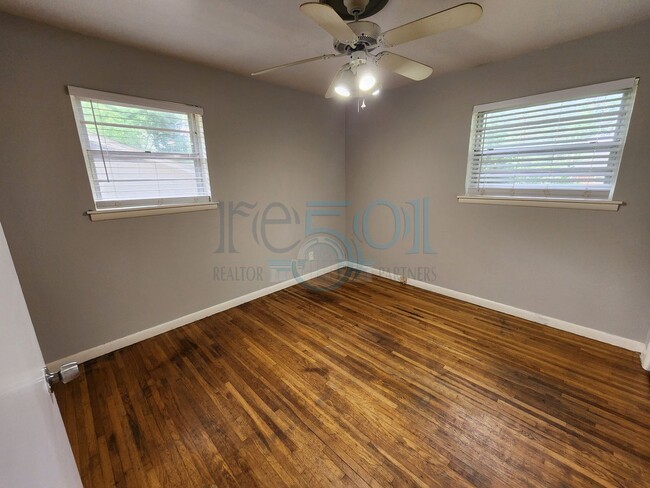 Building Photo - Wonderful 3BR/1.5BA Just a few blocks away...