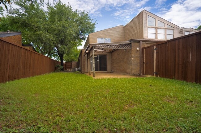 Building Photo - 4 Bedroom Townhome — Great Plano Location ...