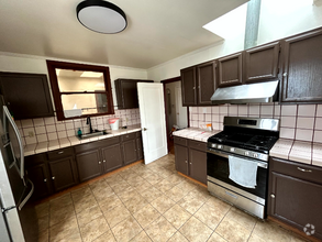 Building Photo - 2058 Thomas Ave