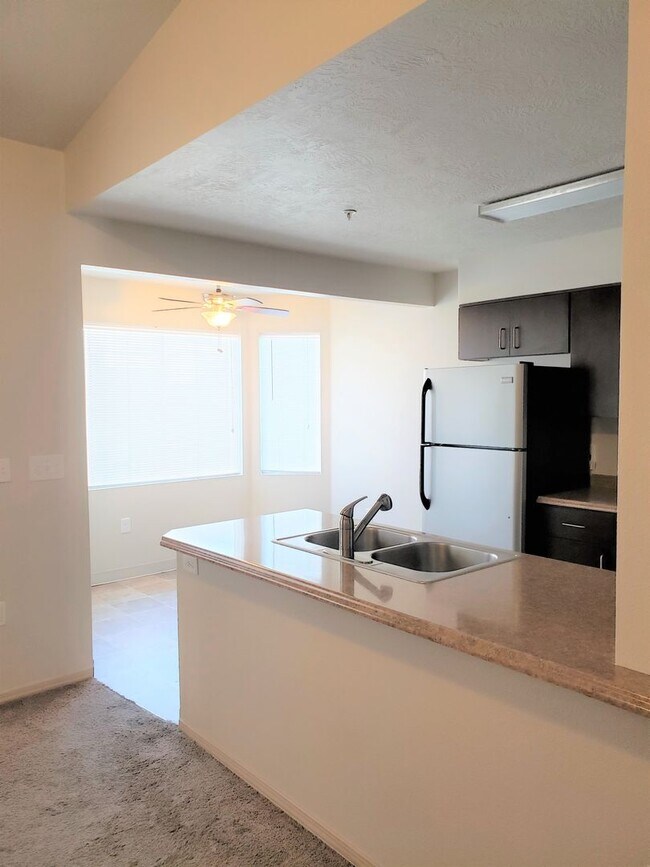 Building Photo - 1001 W Broadway Ave