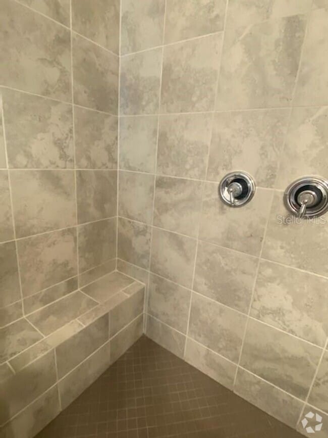 Building Photo - Twin Lakes 1/2 Duplex