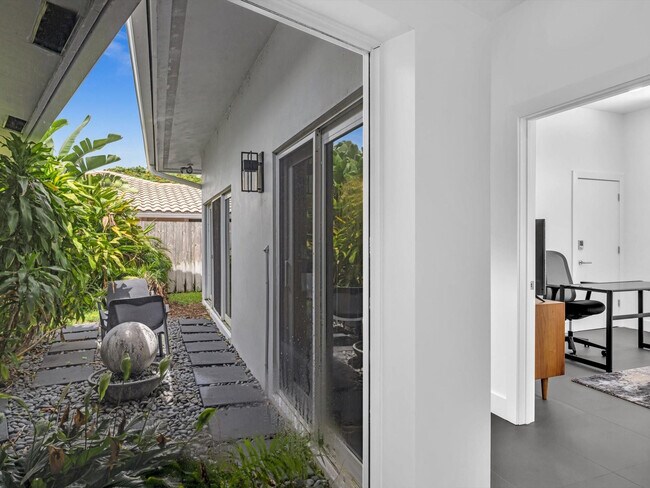 Building Photo - 1640 NE 43rd St