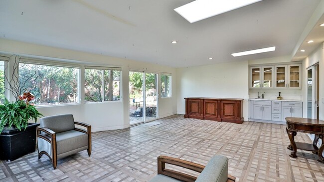 Building Photo - Spacious Home in Garden Grove for Lease