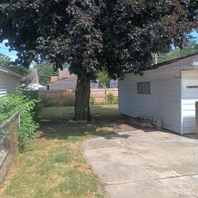 Building Photo - 25880 Groveland St