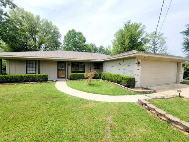 Primary Photo - 2311 Evergreen St