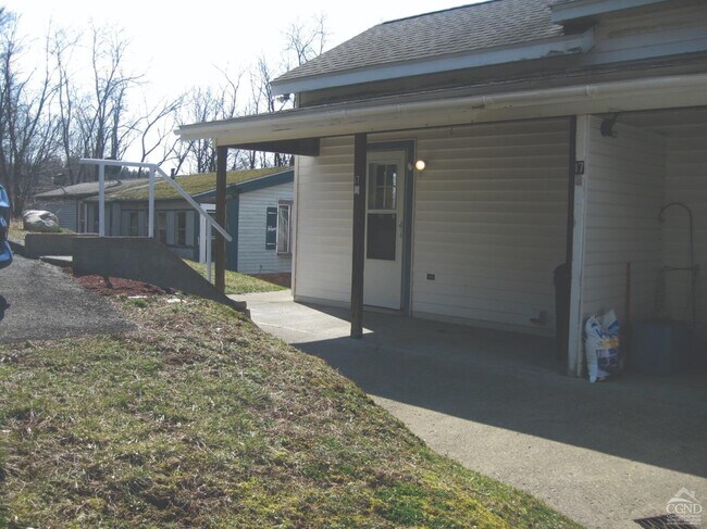 Building Photo - 17 Elm St