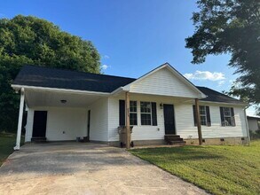 Building Photo - Three Bedroom Ranch in North Hall