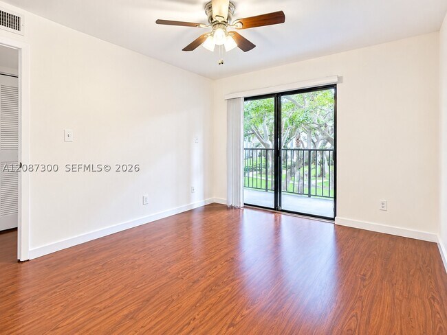 Building Photo - 550 S Park Rd