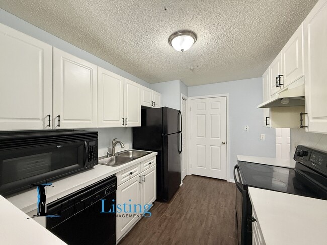 Building Photo - 18001 Richmond Pl Dr