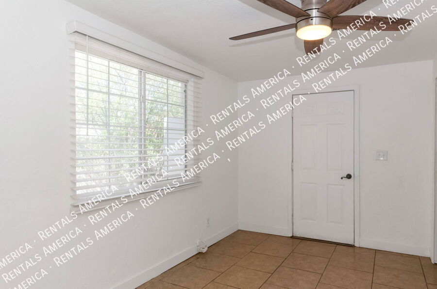 Building Photo - 525 E Linden St