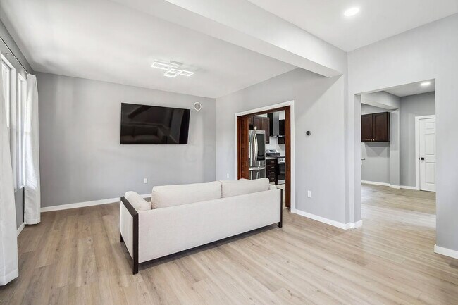 Building Photo - 921 Linwood Ave