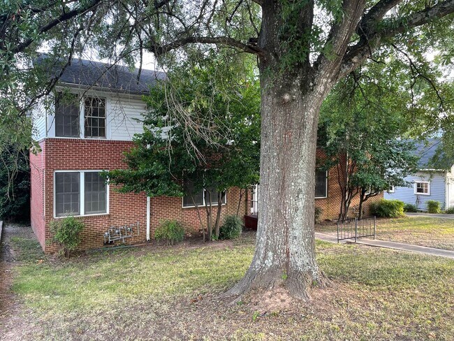 Building Photo - Just Remodeled 2 Bed, 1 Bath Home