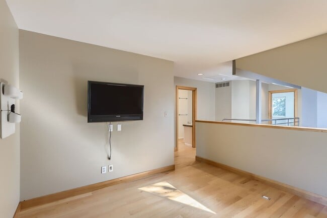 Building Photo - MODERN 2 BED/1.5 BATH IN HEART OF BOULDER!