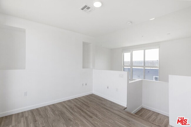 Building Photo - 5750 Hollywood Blvd