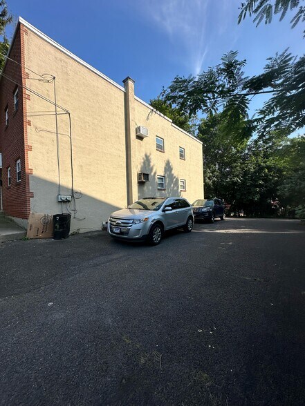Building Photo - 424 Paxson Ave