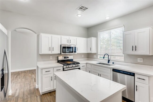 Building Photo - 1124 Coral Rainbow Ave