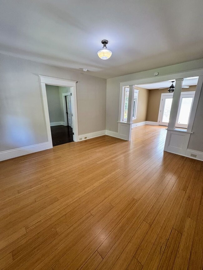 Building Photo - Beautiful 4+ Bed, 3 Bath Crafstman Home with Fenced Yard near St. Johns