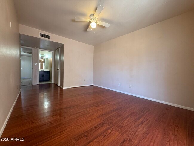 Building Photo - 2231 W Fremont Dr