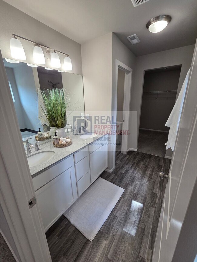 Building Photo - Check out this beautiful 3 bedroom, 2.0 ba...