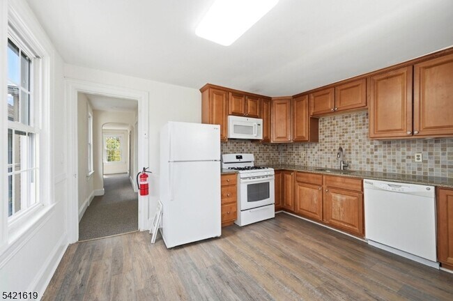 Building Photo - 104 Maple Ave