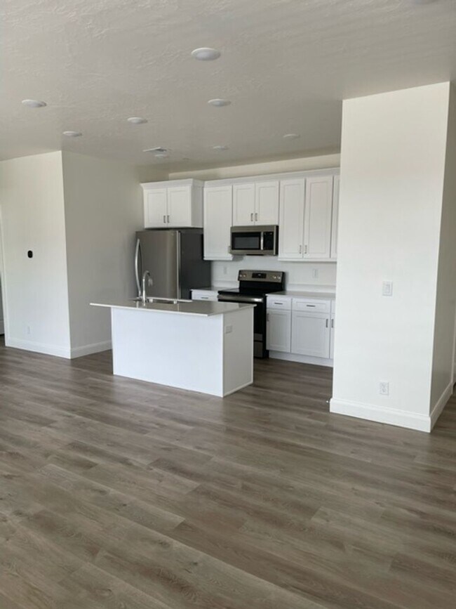 Building Photo - 3 Bedroom Condo in Desert Color with Flexible 6-12 Month Lease