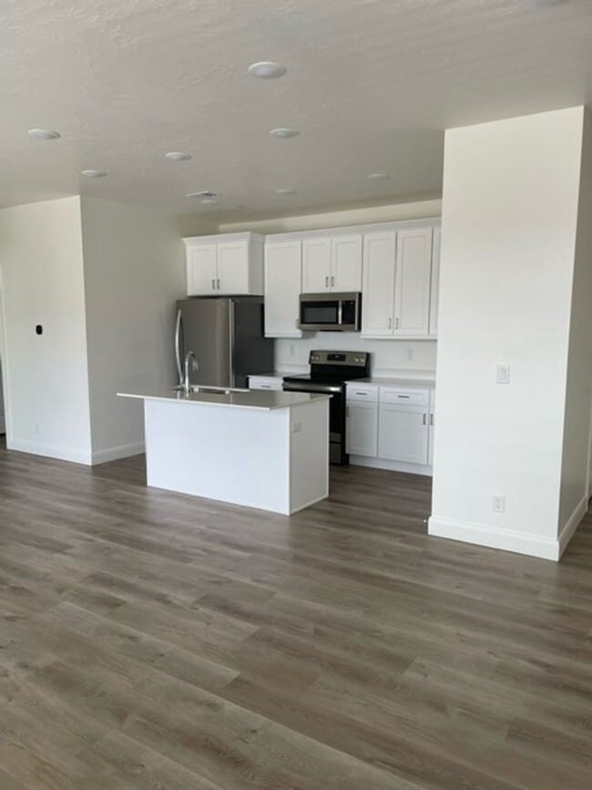 Building Photo - Resort-Style Living | 3 Bedroom Home with Access to Lagoon & Clubhouse