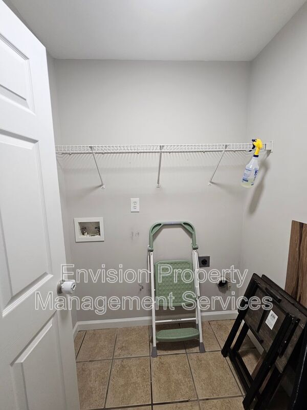 Building Photo - 479 Lakeshore Dr