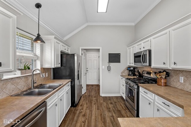 Building Photo - Check Out this 4 bed 2 bath