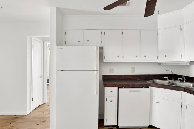 Building Photo - Modern Coastal Condo! View it today!