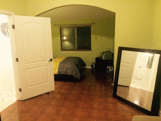 Building Photo - East El Paso 2 bed/1.5 Bath 1 car garage