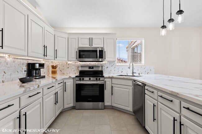 Building Photo - 931 Chaparral Dr