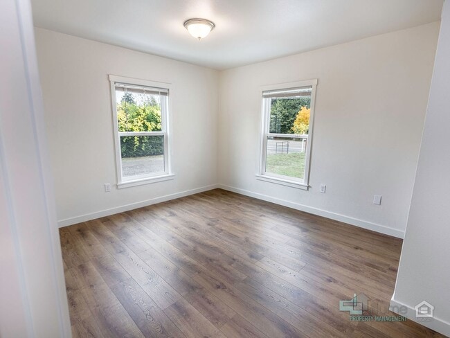 Building Photo - Beautifully Renovated furnished 3-Bedroom ...