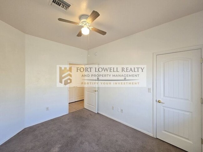 Building Photo - Spacious 3-Bed / 2-Bath Home in Central Tucson with A-Mountain Views!