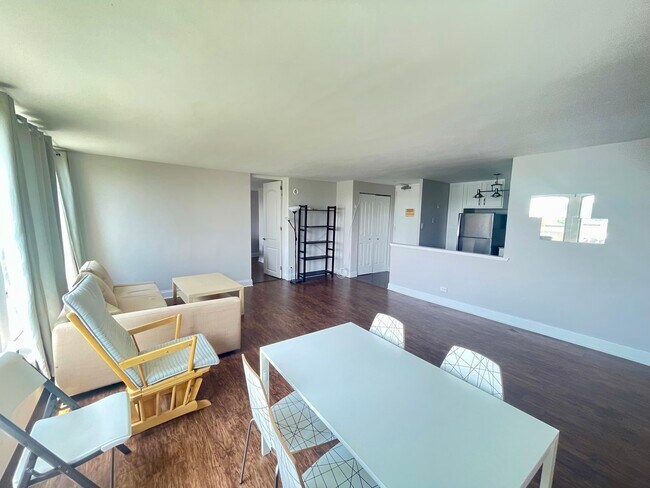 Building Photo - 1450 E 55th Pl