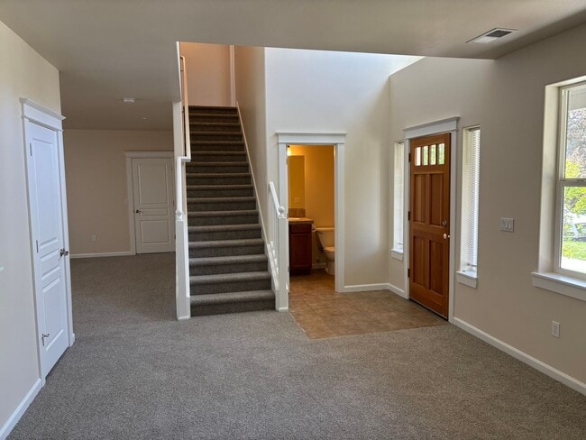 Building Photo - Newly updated home in SW Bend with large bonus room and corner lot!