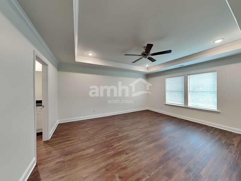 Building Photo - 303 Pecan Dr