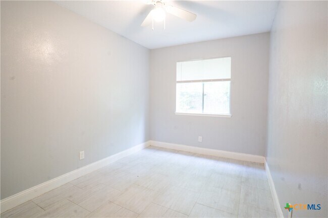 Building Photo - 1207 Wales Dr